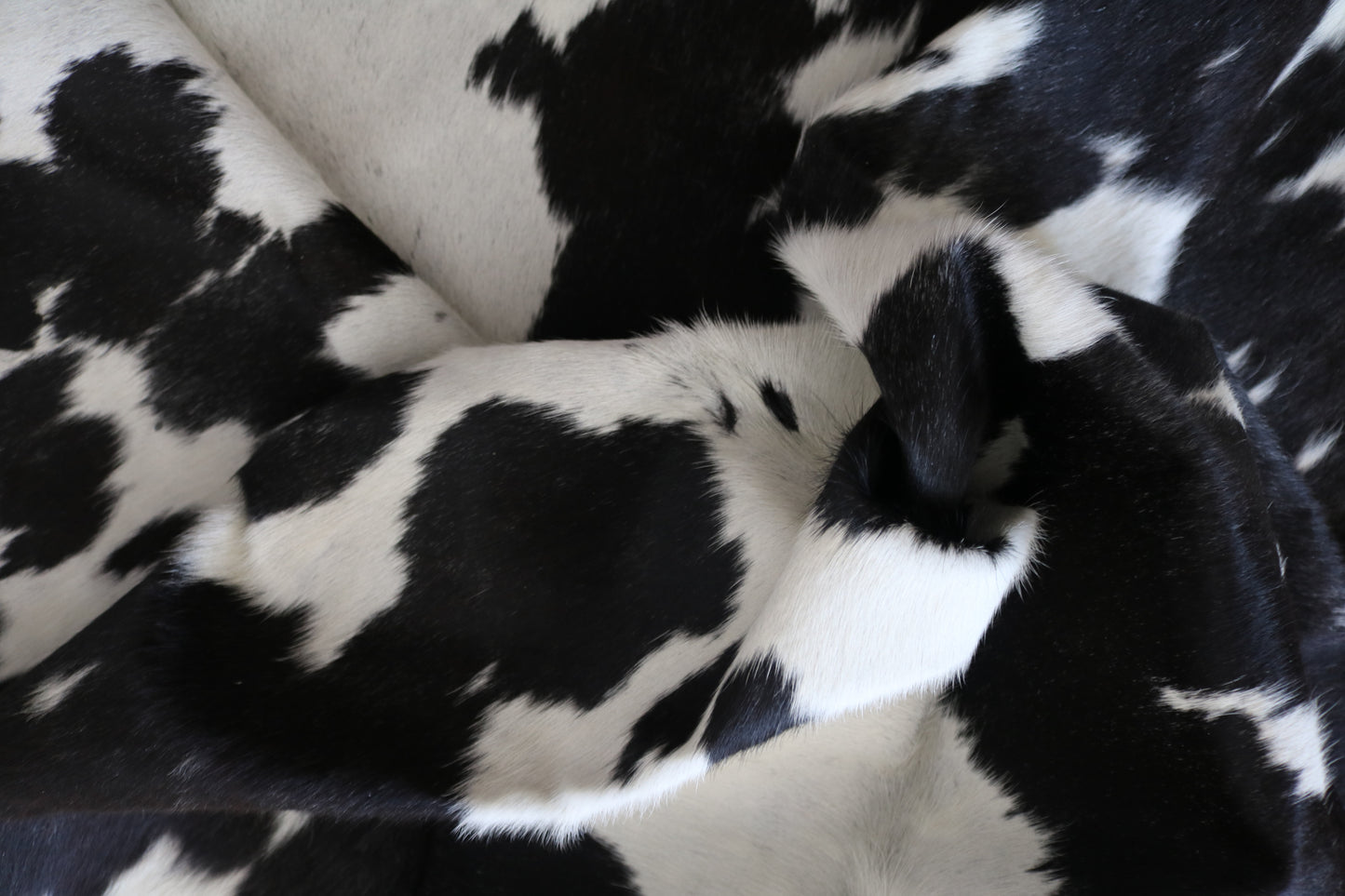 99285- Cowhide Rug Tapis Peau de Vache - Collection Quebecuir Premium