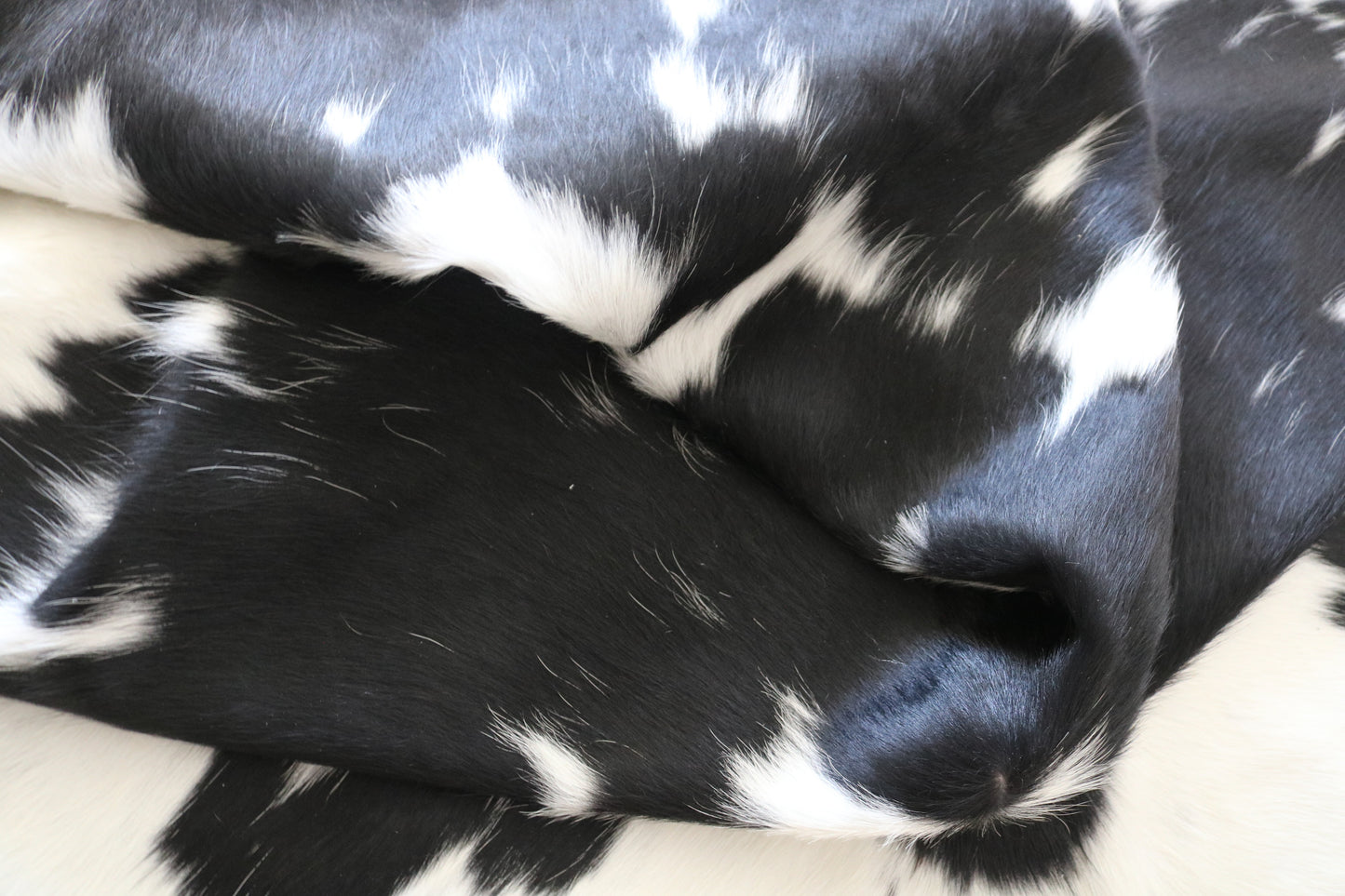 200537- Cowhide Rug Tapis Peau de Vache -BLACK & WHITE Collection Quebecuir Premium