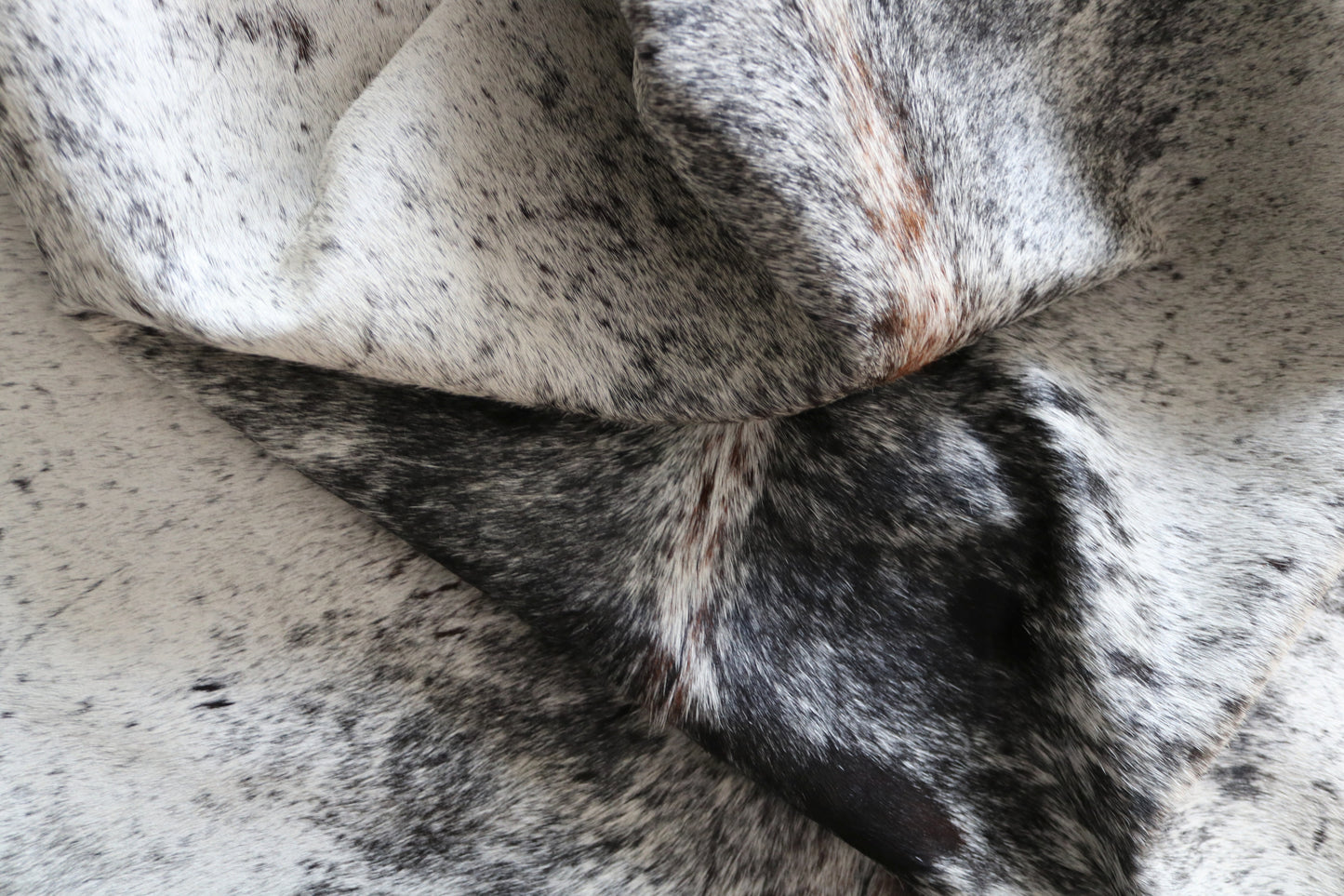 99841 Cowhide rug TRICOLOR Collection Quebecuir Premium