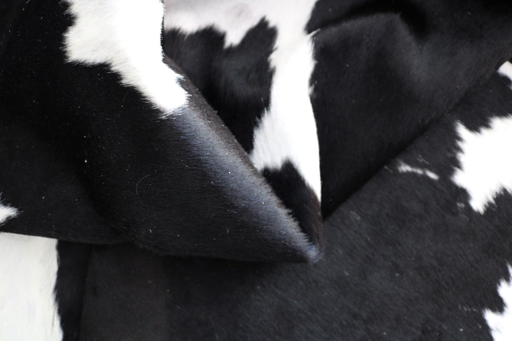 98204 - Cowhide Rug Tapis Peau de Vache BLACK&WHITE - Collection Quebecuir Premium
