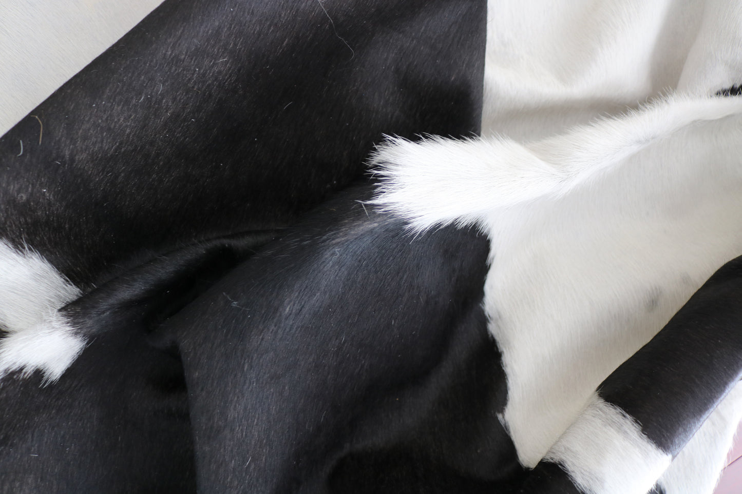 98355 - Cowhide Rug Tapis Peau de Vache SUPER BIG SIZE XXXL BLACK & WHITE - Collection Quebecuir Premium