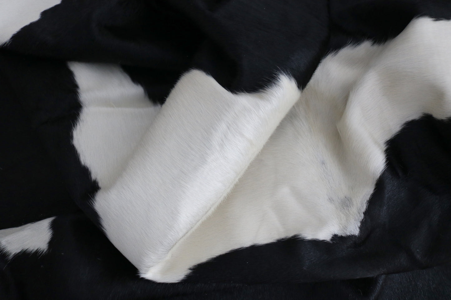 98373 - Cowhide Rug Tapis Peau de Vache SUPER BIG SIZE XXXL BLACK & WHITE - Collection Quebecuir Premium