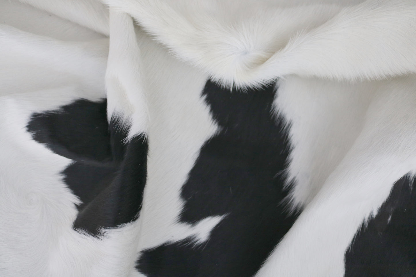 98391 - Cowhide Rug Tapis Peau de Vache BLACK & WHITE - Collection Quebecuir Premium