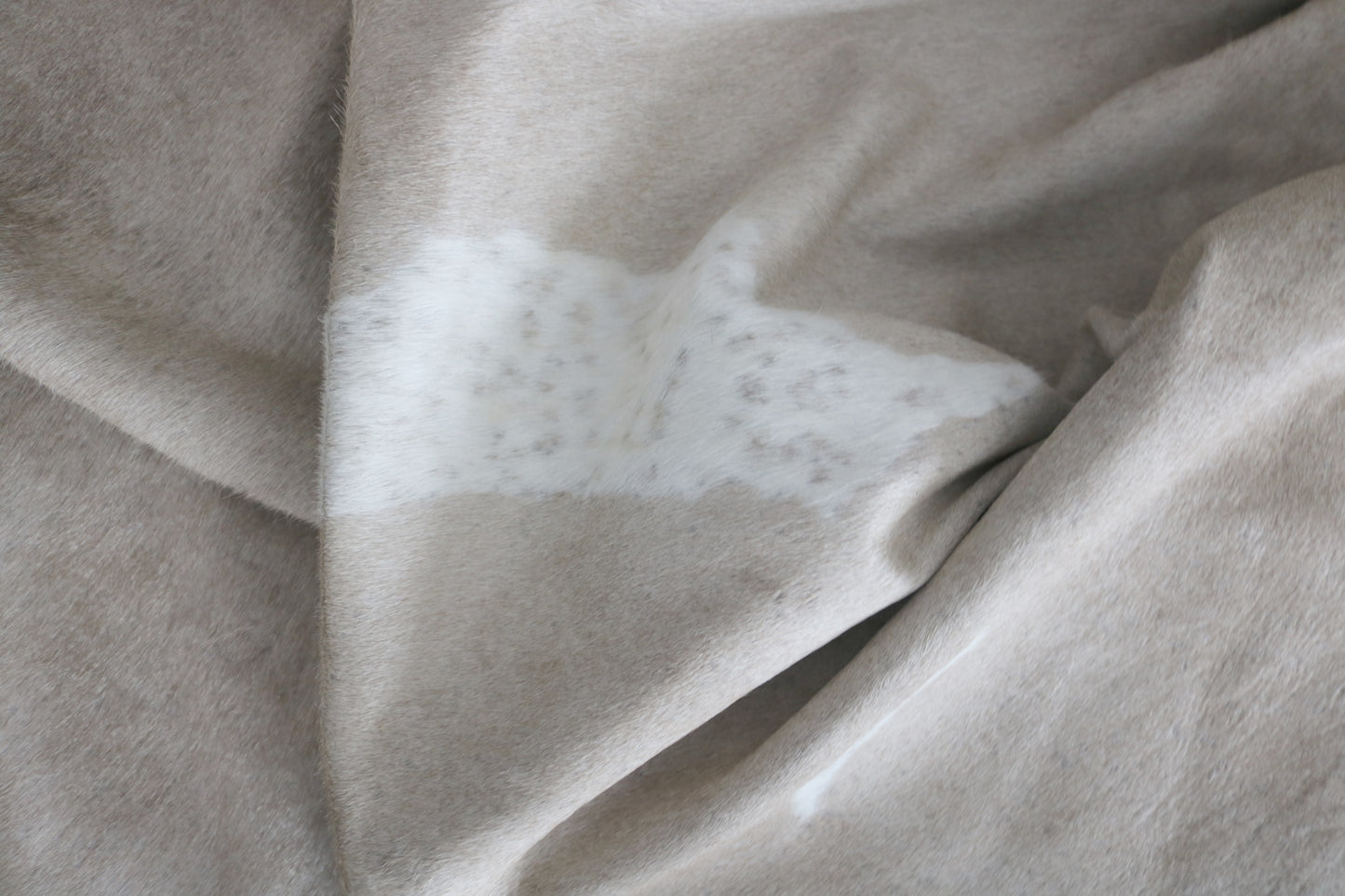 98406- Cowhide Rug Tapis Peau de Vache CHAROLAIS - Collection Quebecuir Premium