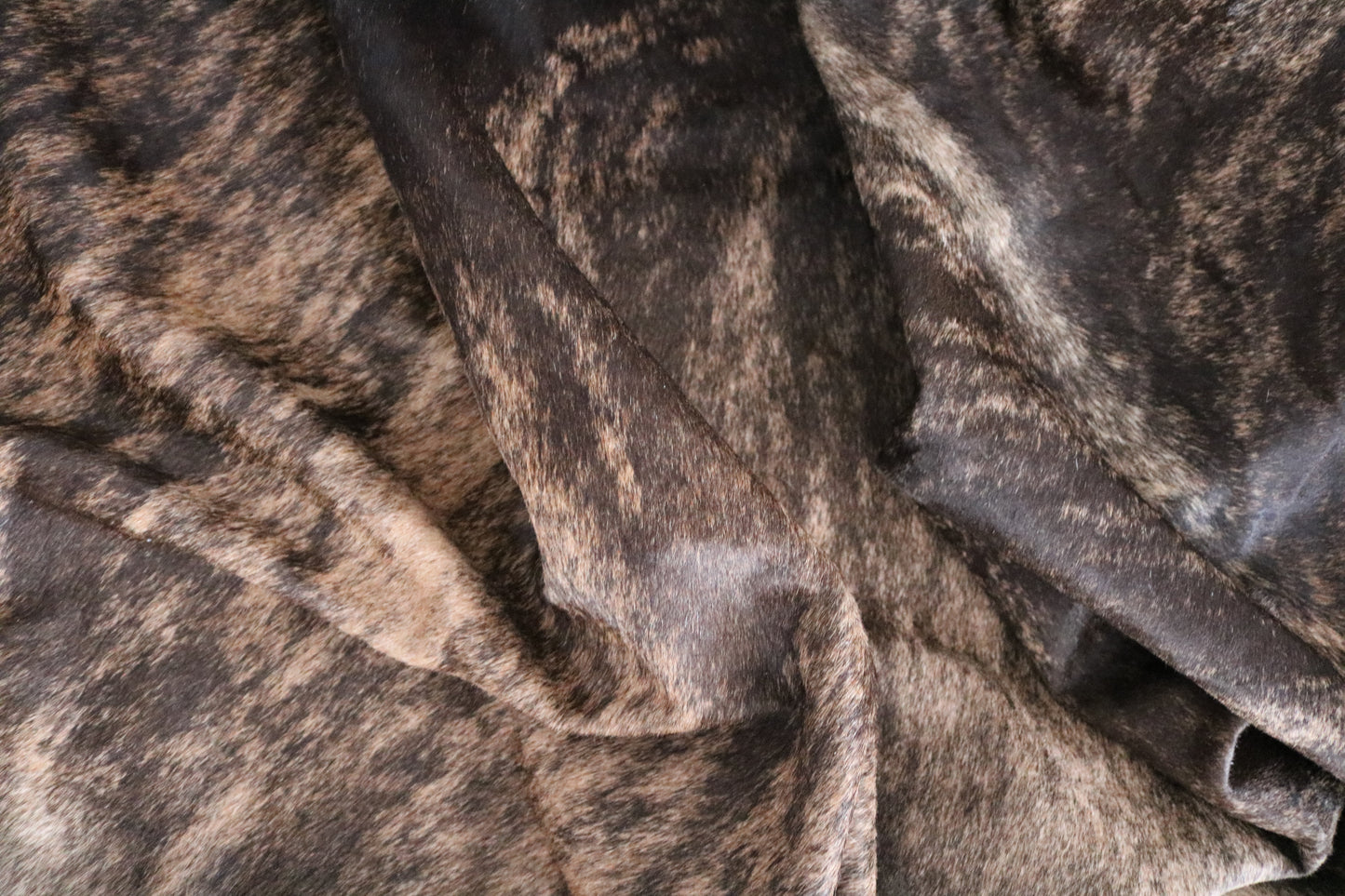 98415 - Cowhide Rug Tapis Peau de Vache BIG SIZE XXL BRINDLE DARK - Collection Quebecuir Premium