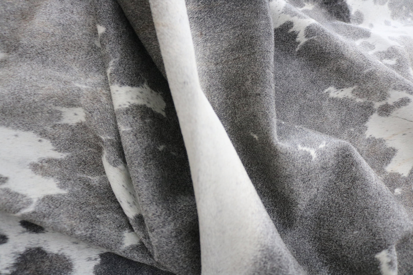 98417- Cowhide Rug GRIS GREY XXL - Collection Quebecuir Rustic