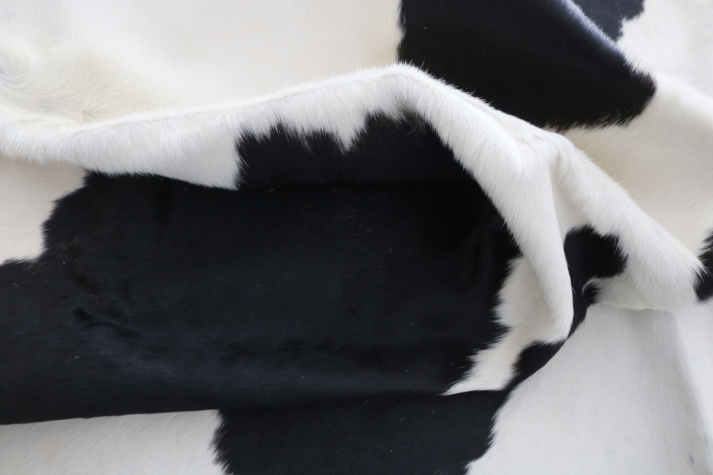 98429 - Cowhide Rug Tapis Peau de Vache BIG SIZE XXL BLACK & WHITE- Collection Quebecuir Premium