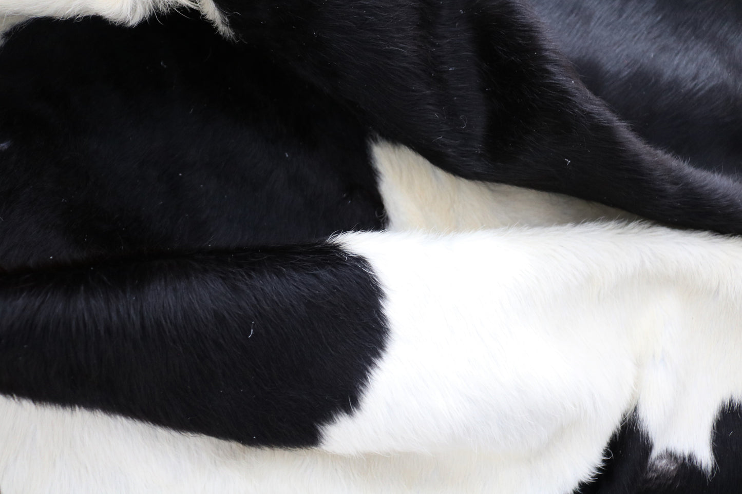 98458- Cowhide Rug Tapis Peau de Vache - Collection Quebecuir Premium