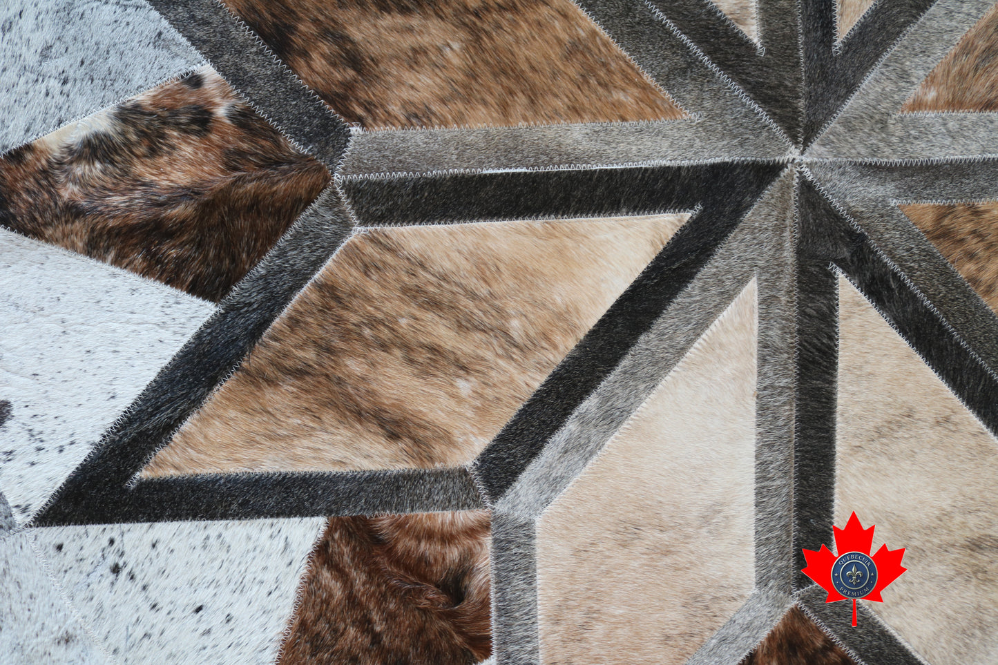 100074 Round Cowhide Patchwork Rug. Tapis peau de vache round. Quebecuir Premium Collection.
