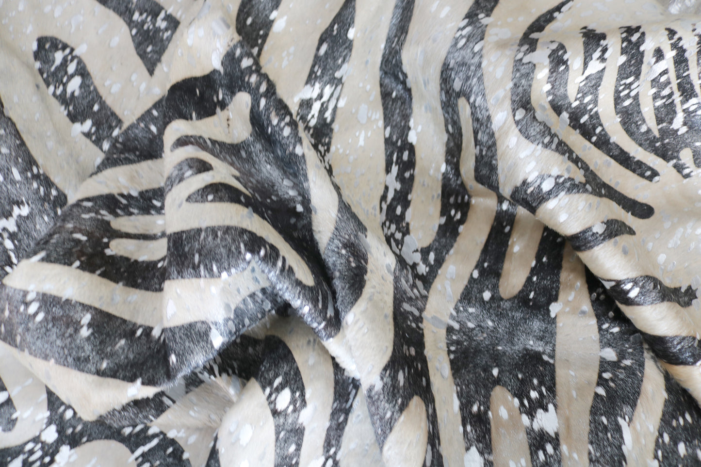 98568 - Cowhide Rug Tapis Peau de Vache ZEBRA SILVER METALLIC BIG SIZE XXL - Collection Quebecuir Premium