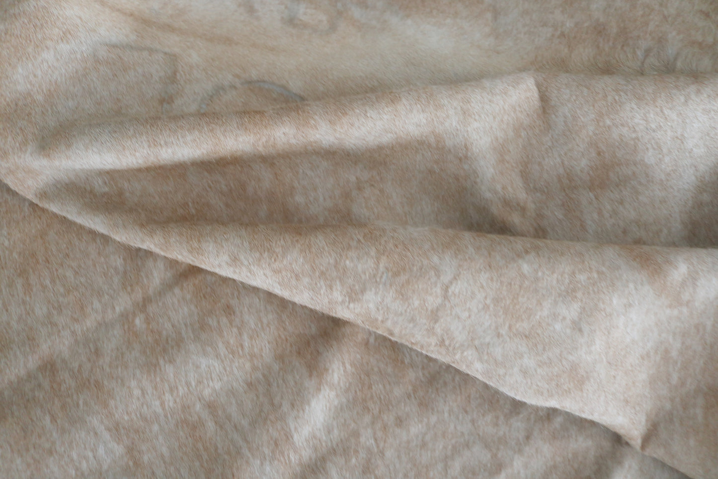 98589 - Cowhide Rug Tapis Peau de Vache - Collection Quebecuir Premium