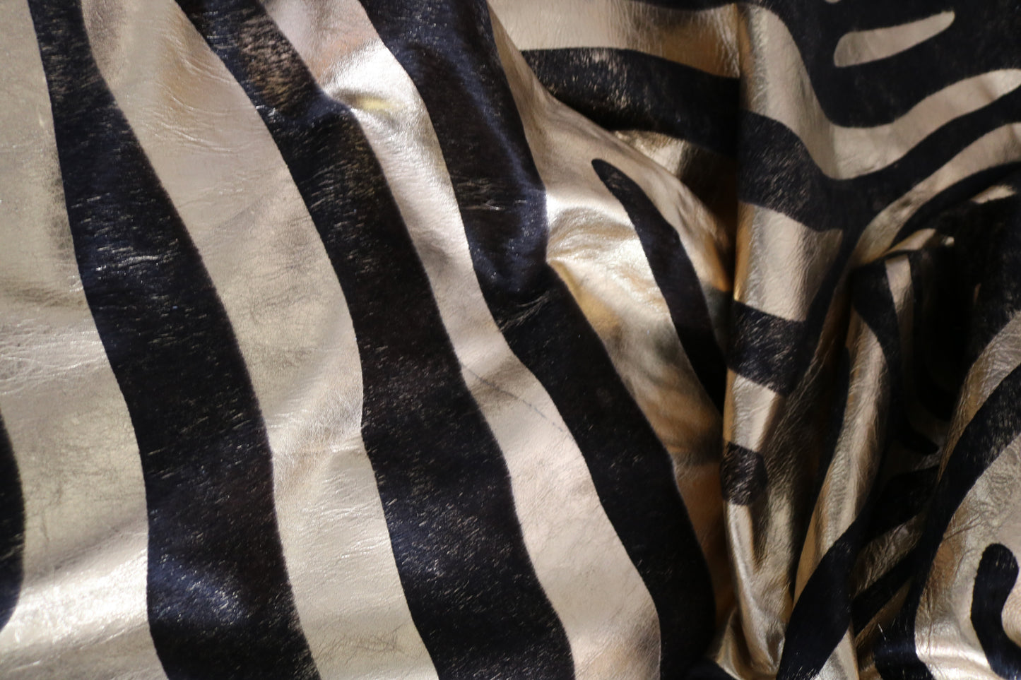 98606 - Cowhide Rug Tapis Peau de Vache ZEBRA GOLDEN METALLIC SUPER BIG SIZE XXXL - Collection Quebecuir Premium