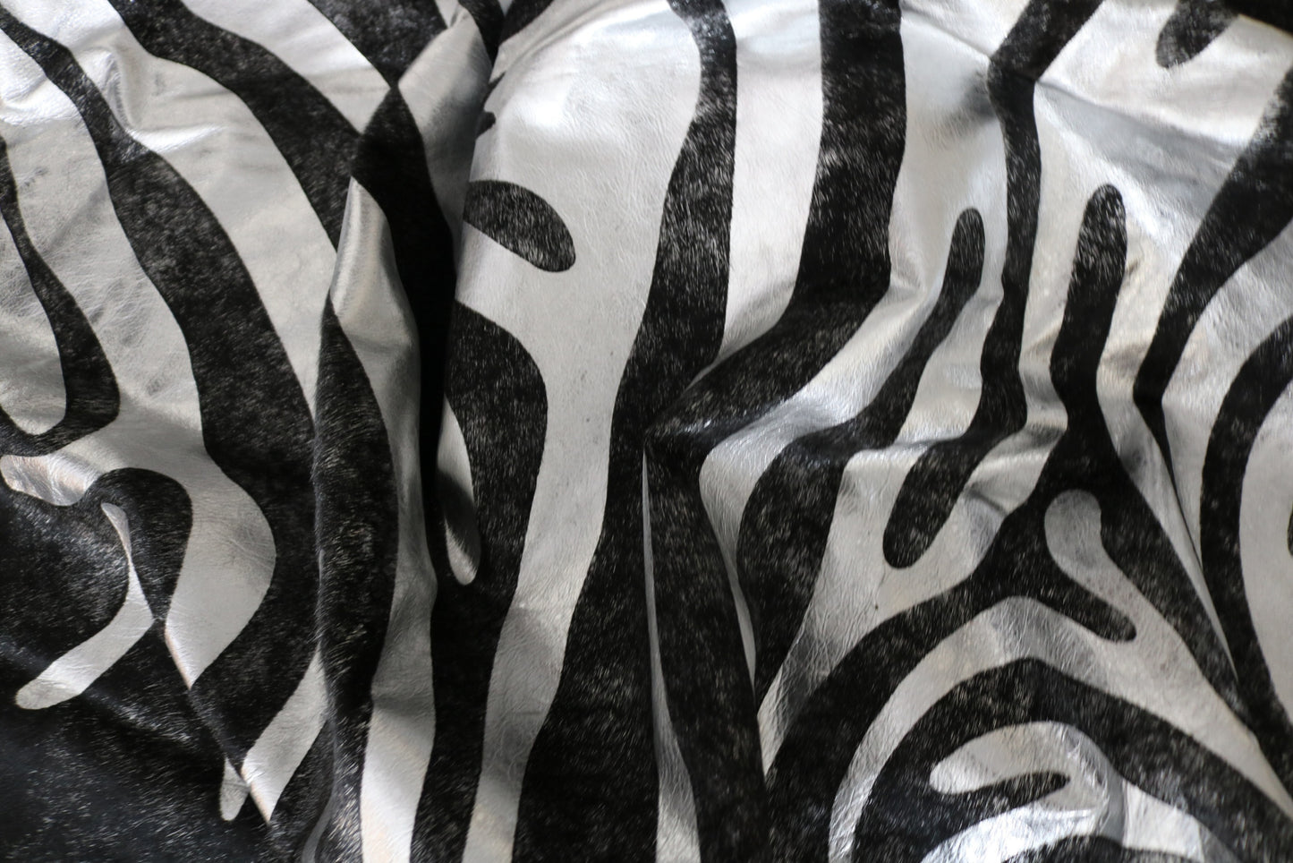 98615 - Cowhide Rug Tapis Peau de Vache ZEBRA SILVER METALLIC SUPER BIG SIZE XXXL - Collection Quebecuir Premium