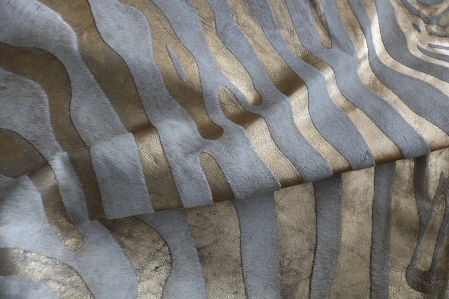 98617 - Cowhide Rug Tapis Peau de Vache ZEBRA GOLDEN METALLIC SUPER BIG SIZE XXXL - Collection Quebecuir Premium