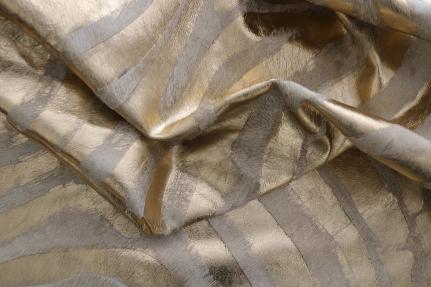 98627 - Cowhide Rug Tapis Peau de Vache ZEBRA GOLD METALLIC SUPER BIG SIZE XXXL - Collection Quebecuir Premium