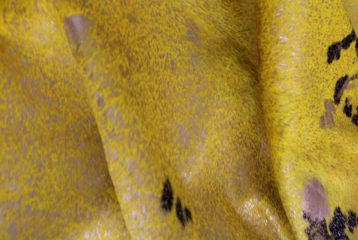 98644- Cowhide Rug Tapis Peau de Vache YELLOW GOLDEN METALLIC BIG SIZE XXL - Collection Quebecuir Premium
