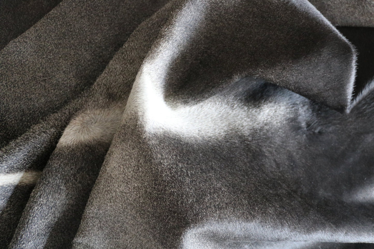100167- SUPER BIG SIZE XXXL GREY & BLACK Cowhide Rug - Quebecuir Premium Collection