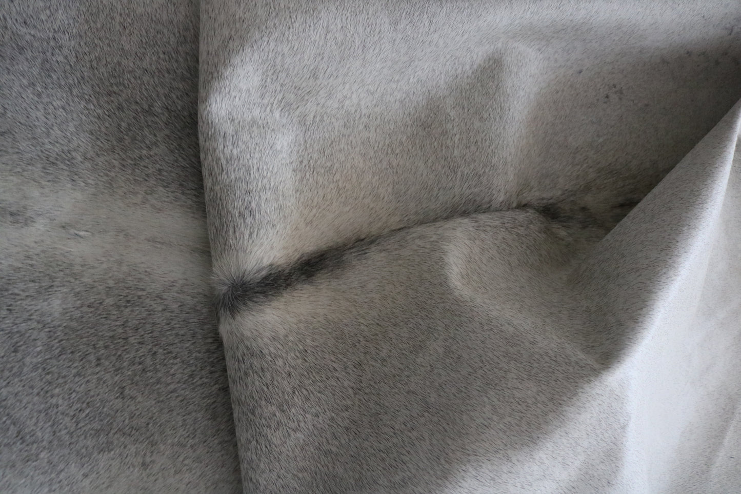 98752- Cowhide Rug Tapis Peau de Vache GREY SIZE XL - Collection Quebecuir Premium