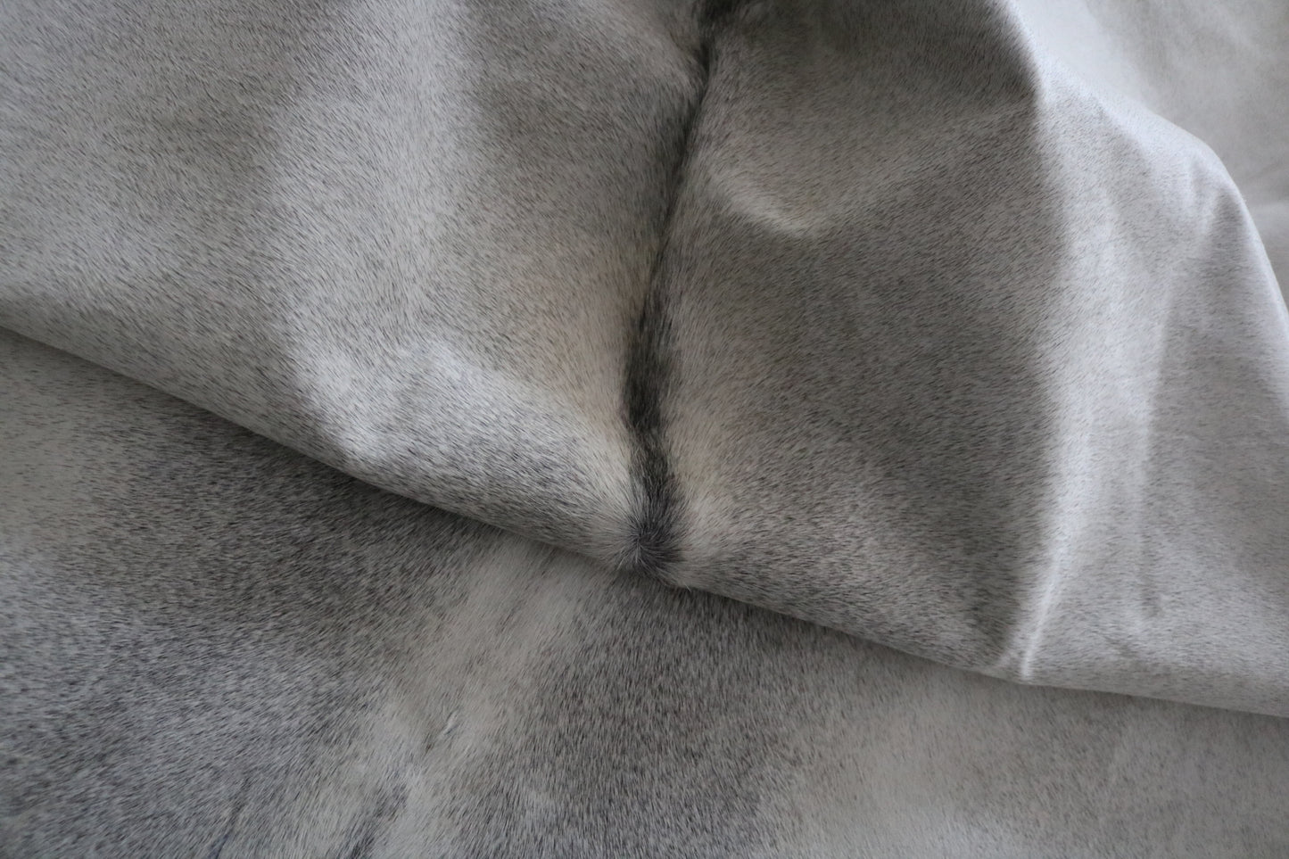 98752- Cowhide Rug Tapis Peau de Vache GREY SIZE XL - Collection Quebecuir Premium