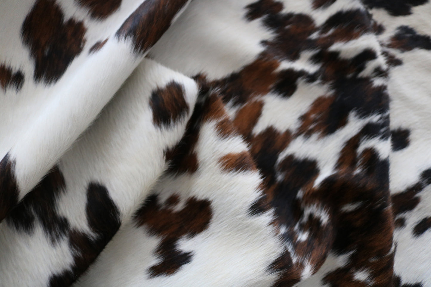 98756 - Cowhide Rug Tapis Peau de Vache SUPER BIG SIZE XXXL -TRICOLOR Collection Quebecuir Premium