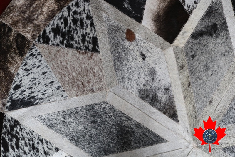 100082 Round Cowhide patchwork rug. tAPIS PEAU DE VACHE  MANDALA. Quebecuir Collection Premium