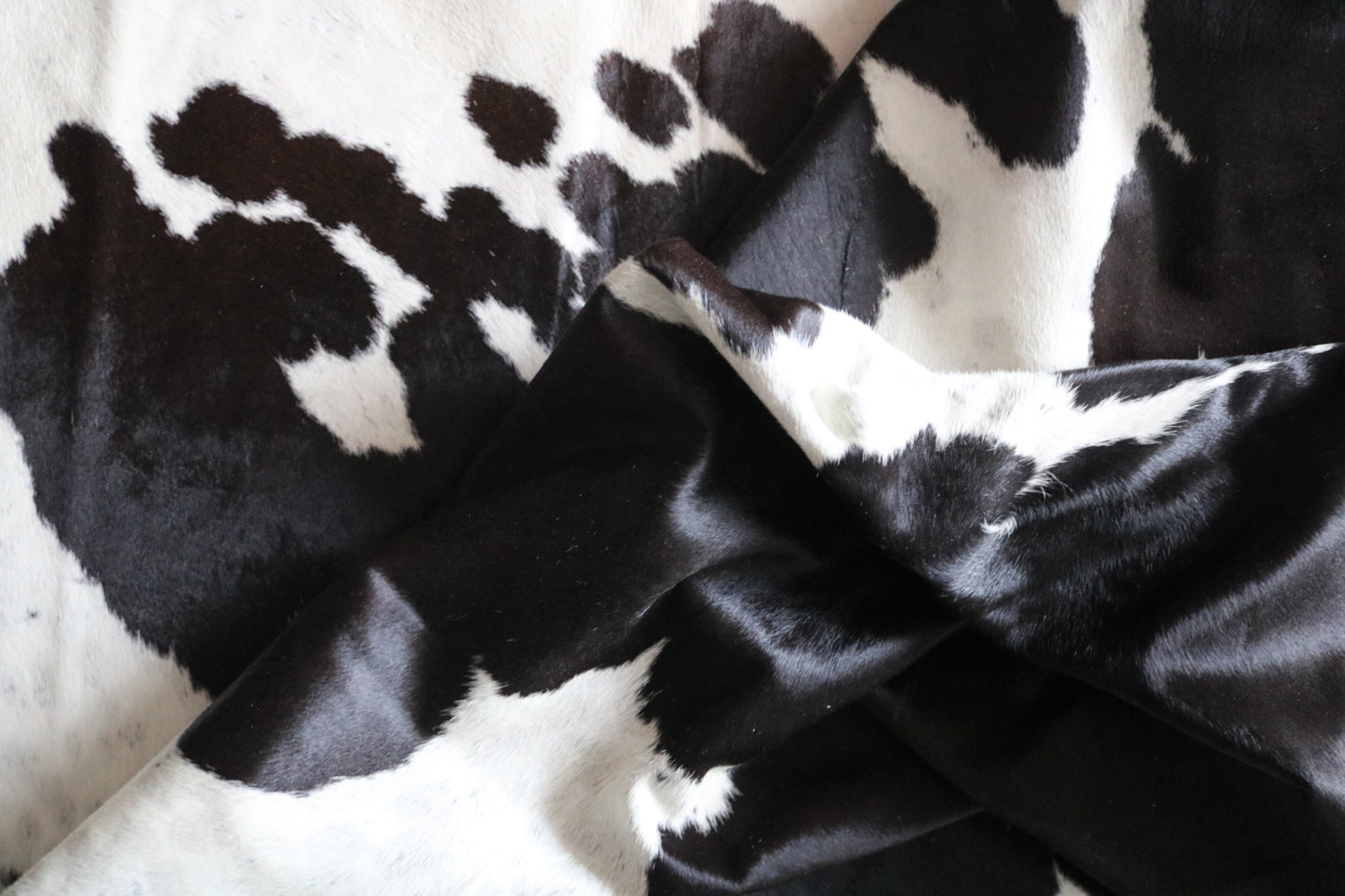 200611 -  TRICOLOR  Cowhide Rug - Quebecuir Premium Collection