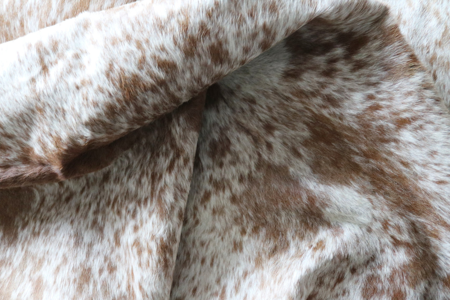 100255 -BROWN & WHITE  Cowhide Rug - Quebecuir Premium Collection