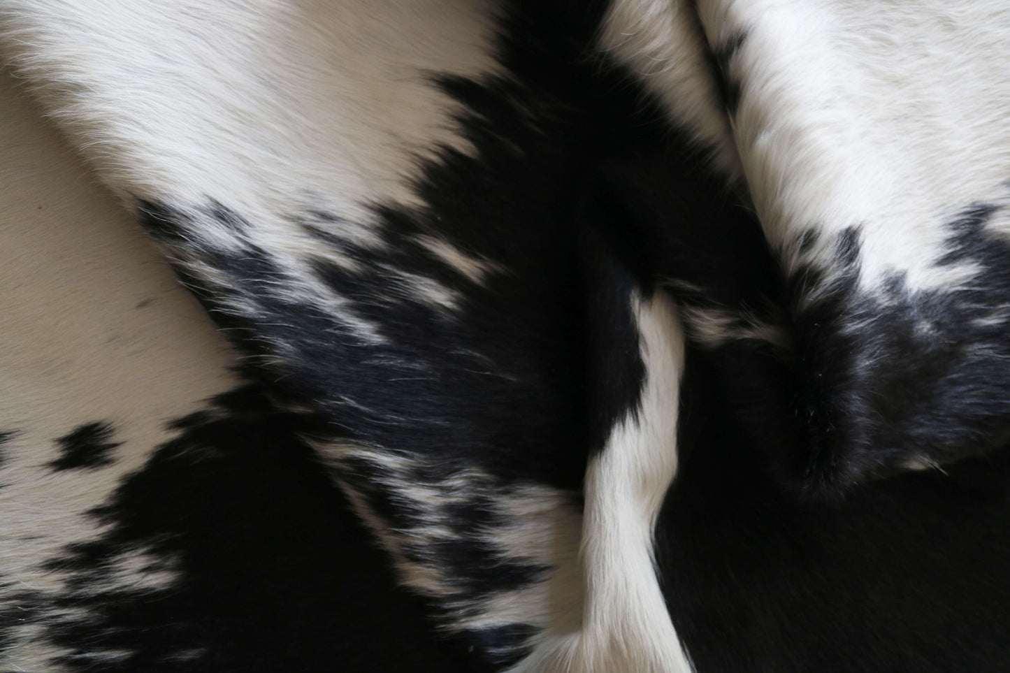 100283 BLACK & WHITE  Cowhide Rug - Quebecuir Premium Collection