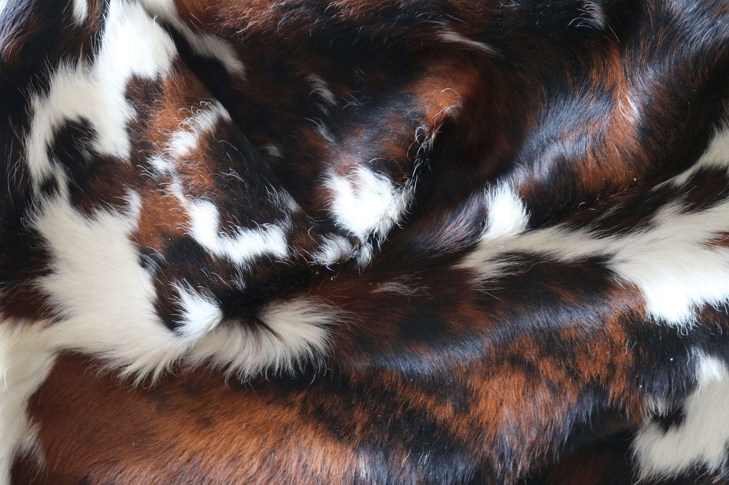 100310 - TRICOLOR  Cowhide Rug XL - Quebecuir Premium Collection