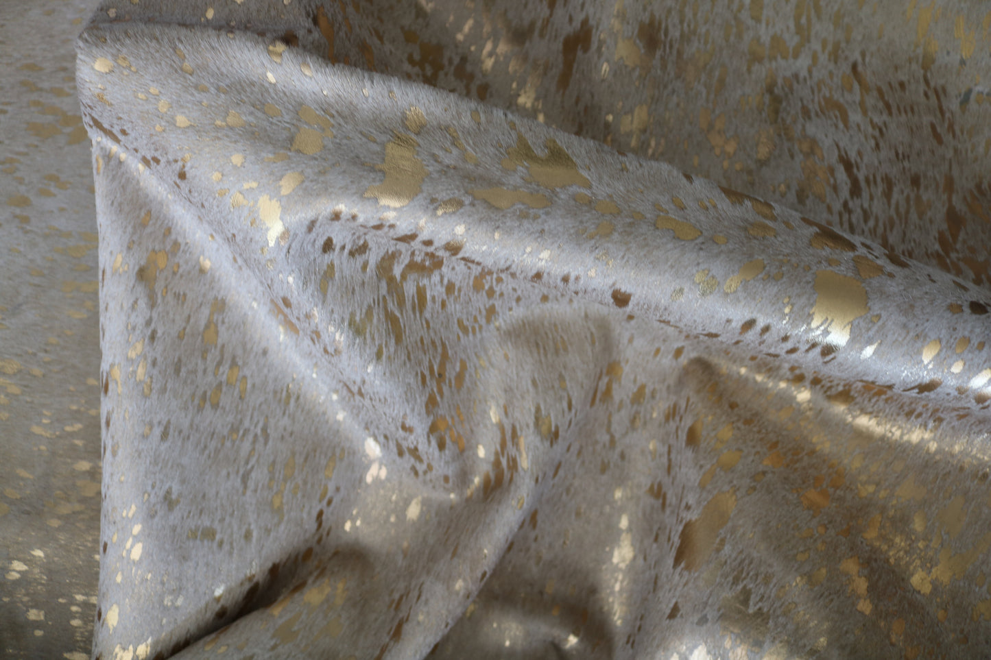 300002 - Cowhide Rug Tapis Peau de Vache   GOLDEN  METALLIC  BIG SIZE XL - Collection Quebecuir Premium