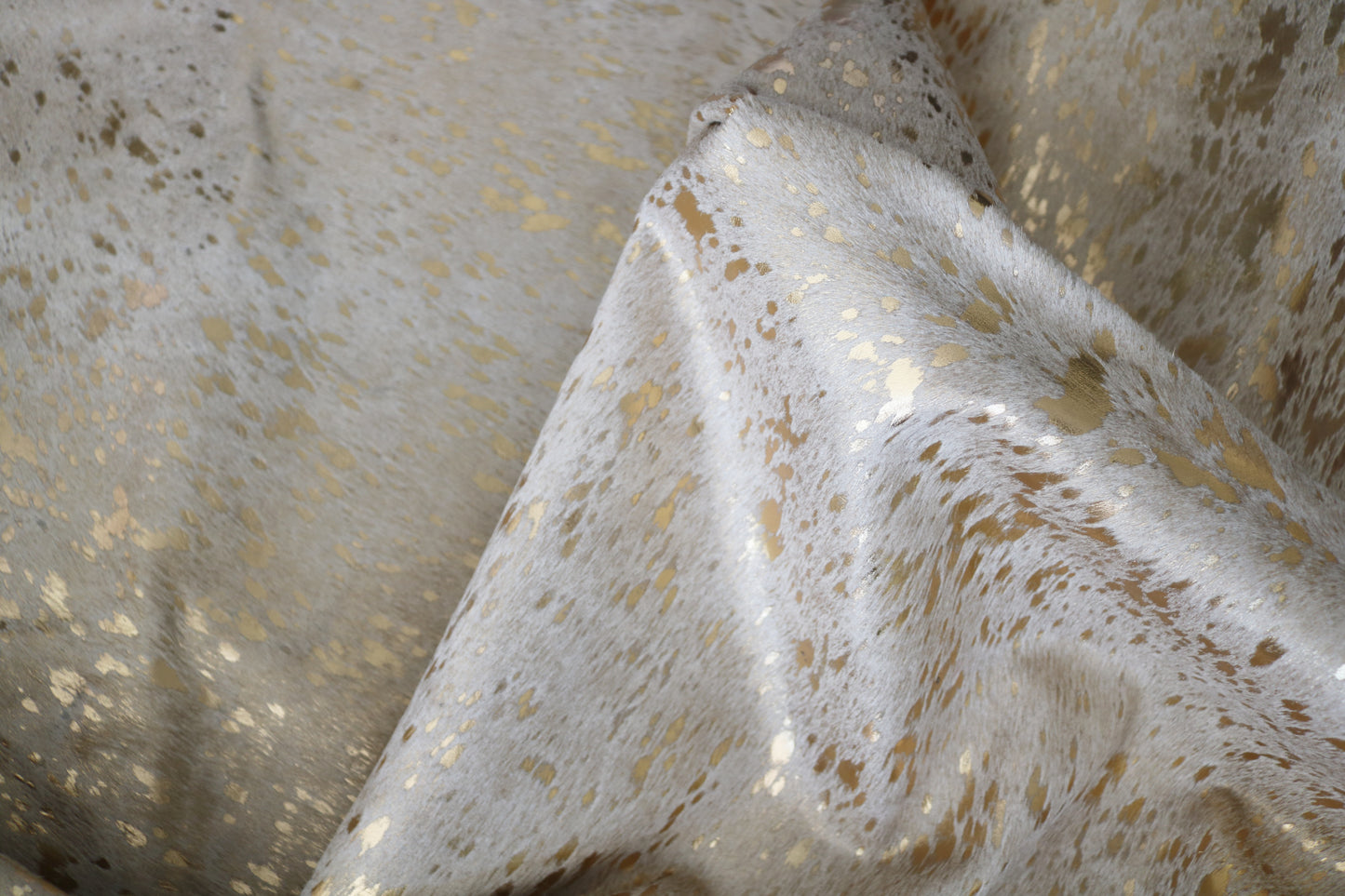 300002 - Cowhide Rug Tapis Peau de Vache   GOLDEN  METALLIC  BIG SIZE XL - Collection Quebecuir Premium