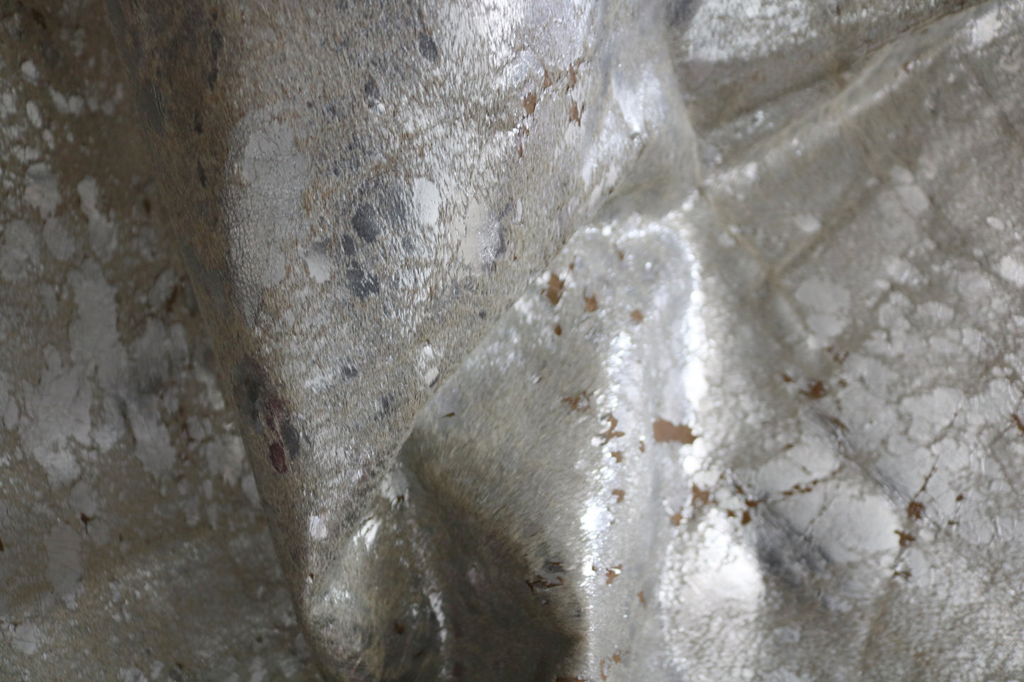 300538- Cowhide Rug Tapis Peau de Vache SILVER RUSTIC - Collection Quebecuir Premium