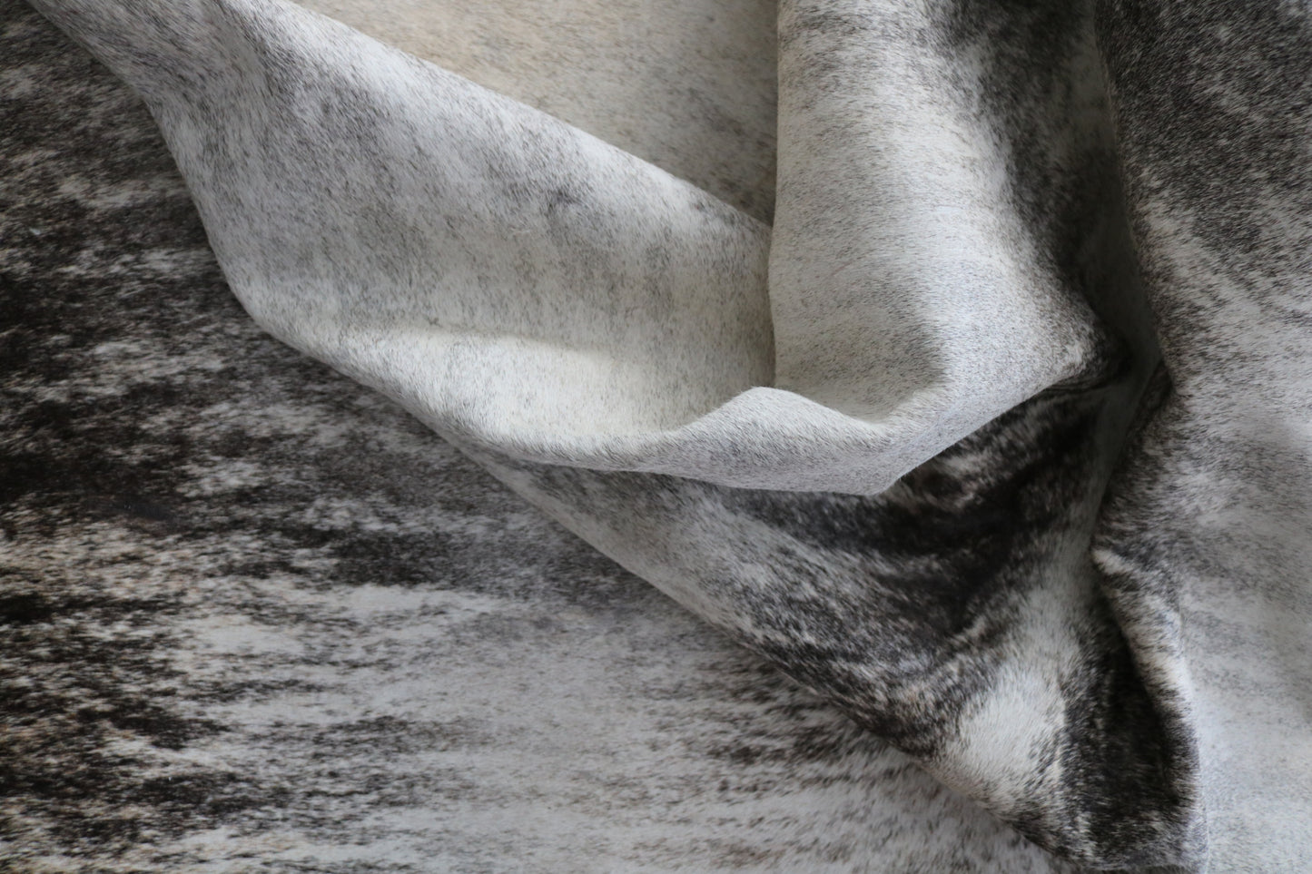 99230- Cowhide Rug Tapis Peau de Vache - Collection Quebecuir Premium