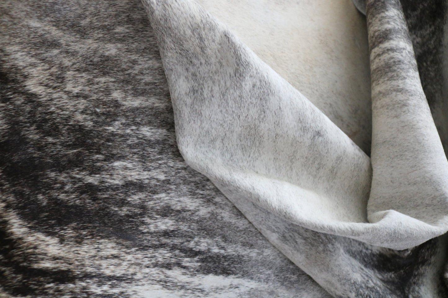 99230- Cowhide Rug Tapis Peau de Vache - Collection Quebecuir Premium