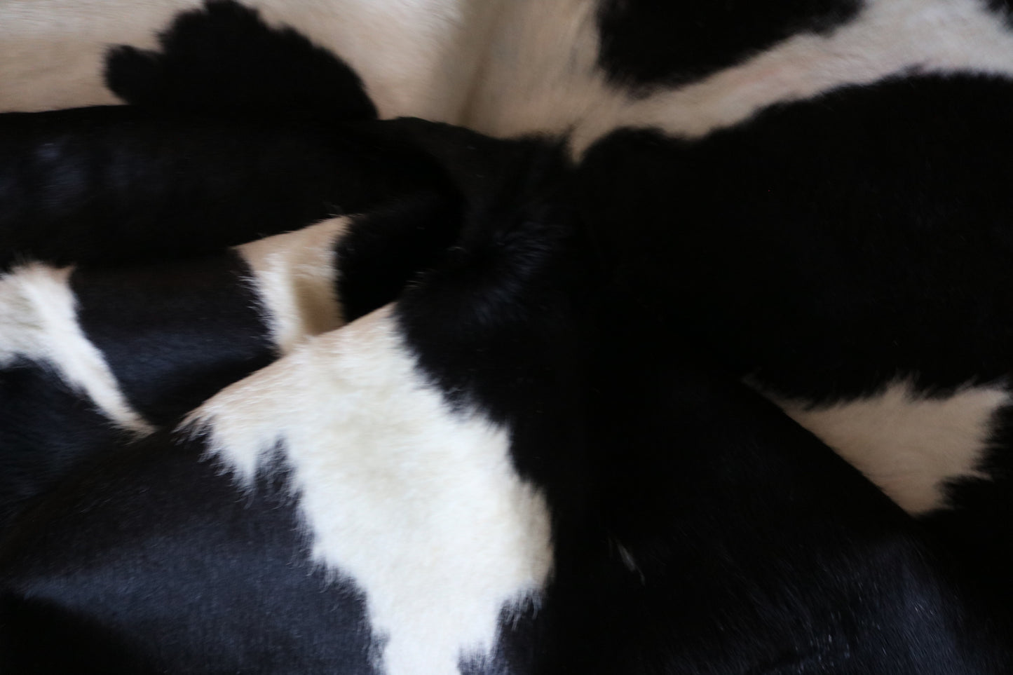 99252- Cowhide Rug Tapis Peau de Vache  - Collection Quebecuir Premium