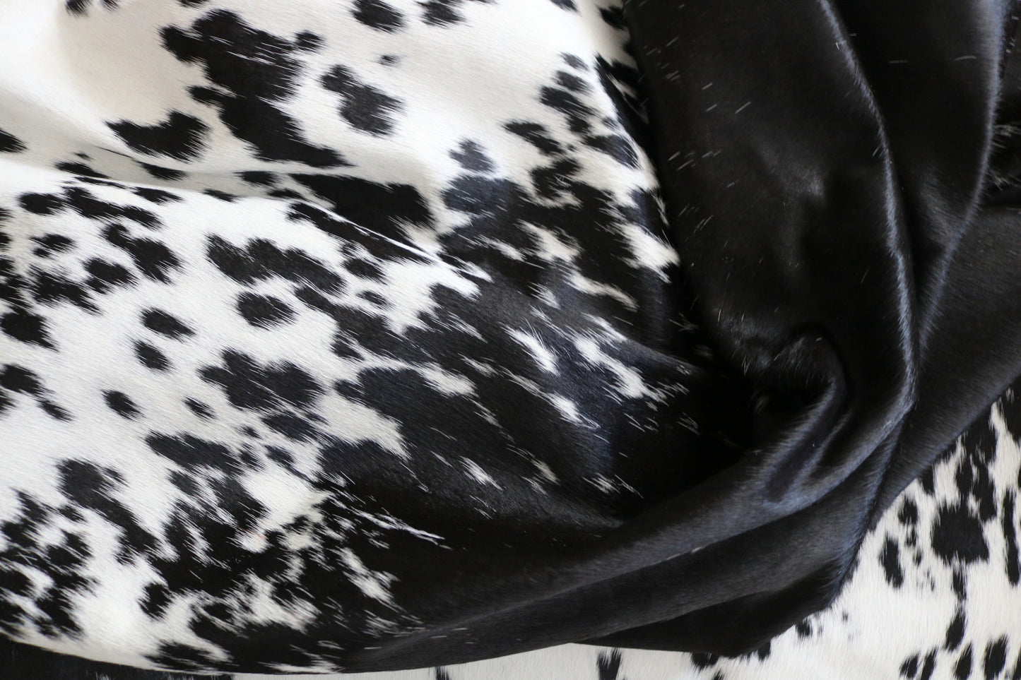 99269- Cowhide Rug Tapis Peau de Vache - Collection Quebecuir Premium