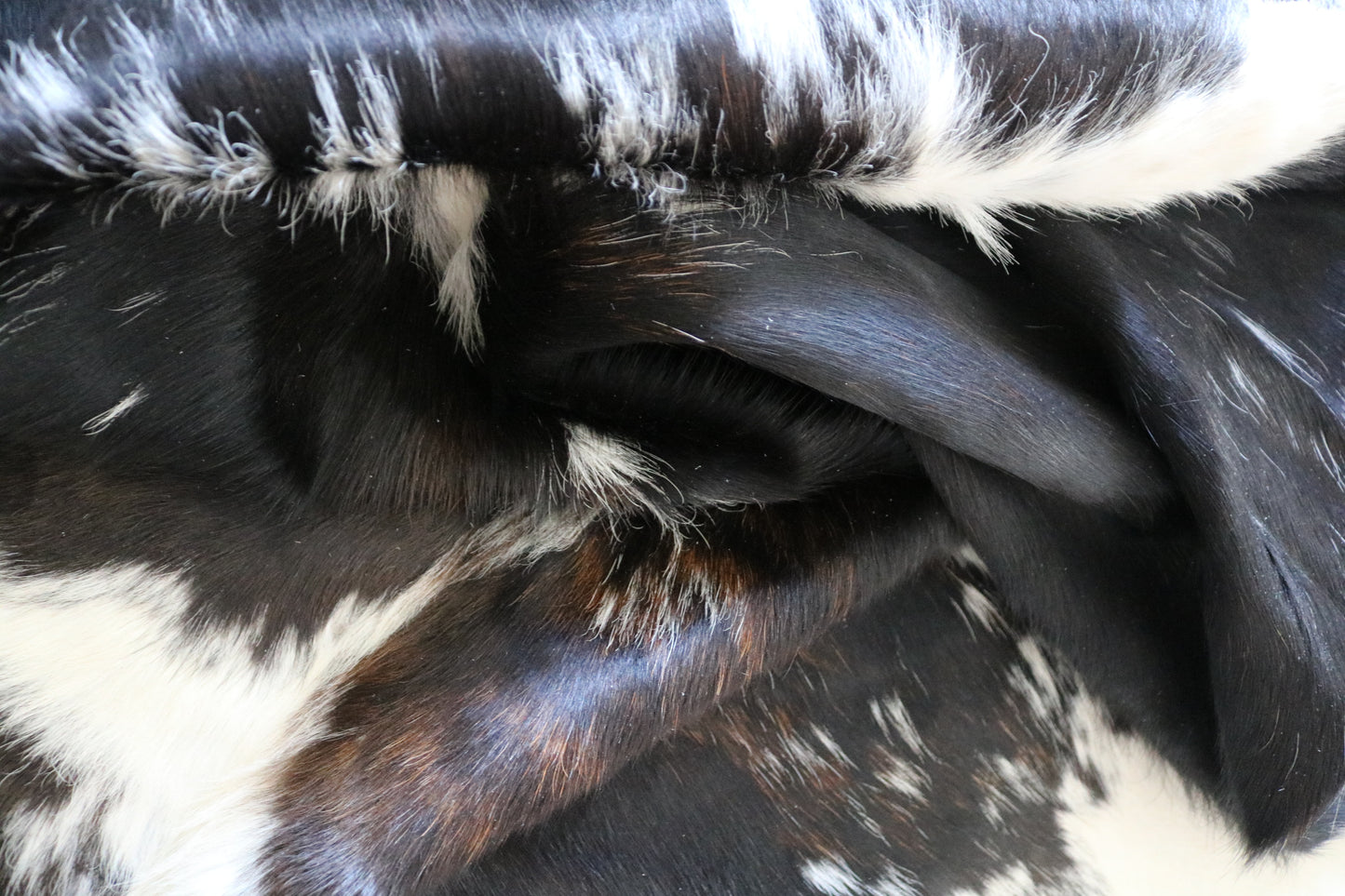 99272- Cowhide Rug Tapis Peau de Vache - Collection Quebecuir Premium