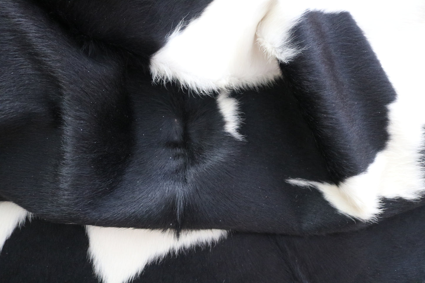 99299- Cowhide Rug Tapis Peau de Vache BLACK & WHITE  - Collection Quebecuir Premium