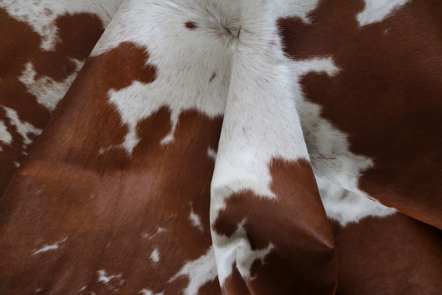 99317- Cowhide Rug Tapis Peau de Vache - Collection Quebecuir Premium