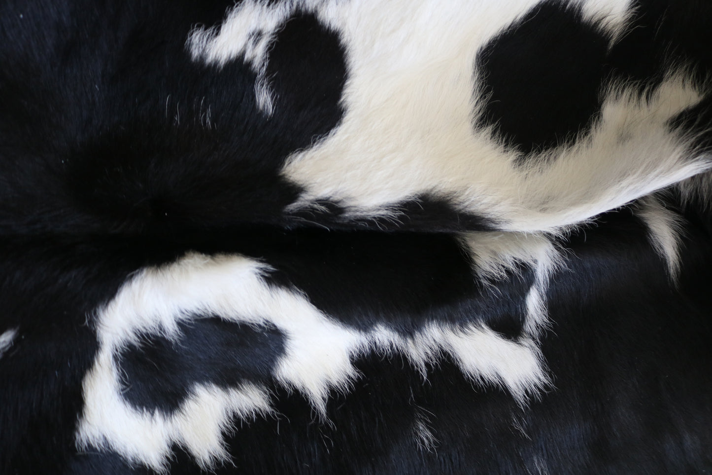 200536- Cowhide Rug Tapis Peau de Vache -BLACK & WHITE  Collection Quebecuir Premium
