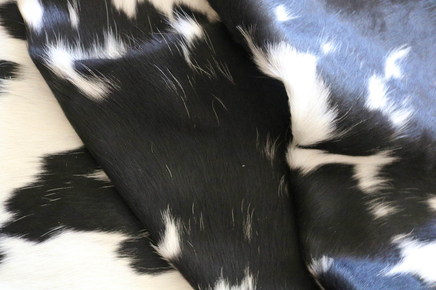 200537- Cowhide Rug Tapis Peau de Vache -BLACK & WHITE  Collection Quebecuir Premium