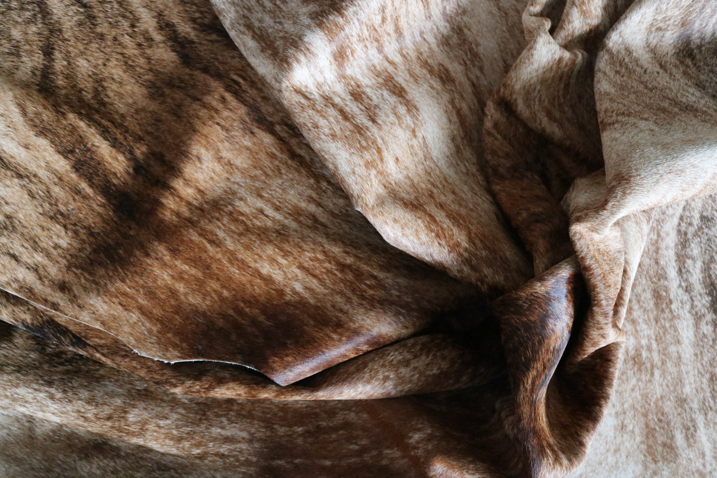 99857 Cowhide rug TRICOLOR    Collection Quebecuir Premium