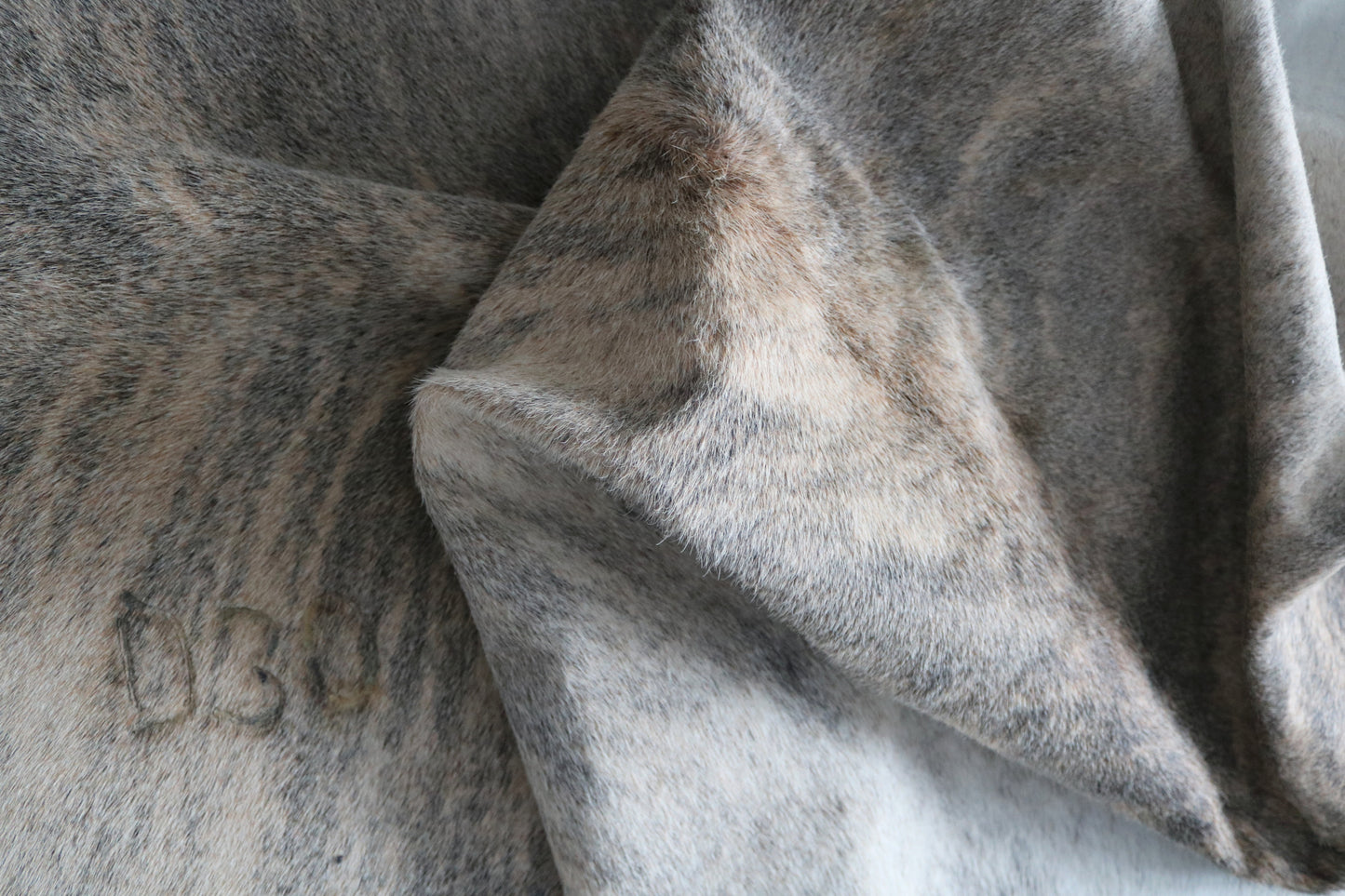 99893 Cowhide rug TRICOLOR    Collection Quebecuir Premium