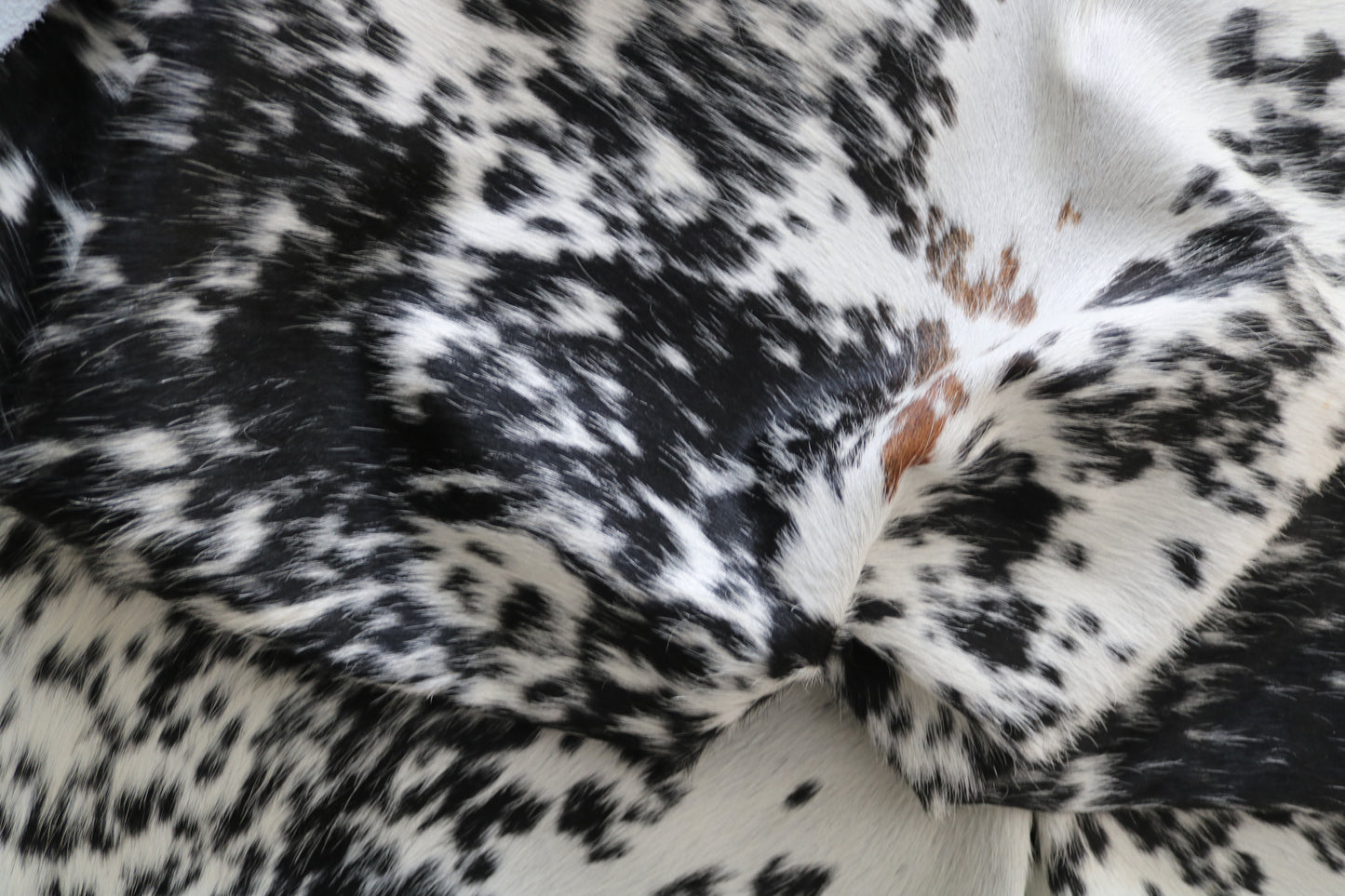 99902 Cowhide rug TRICOLOR    Collection Quebecuir Premium