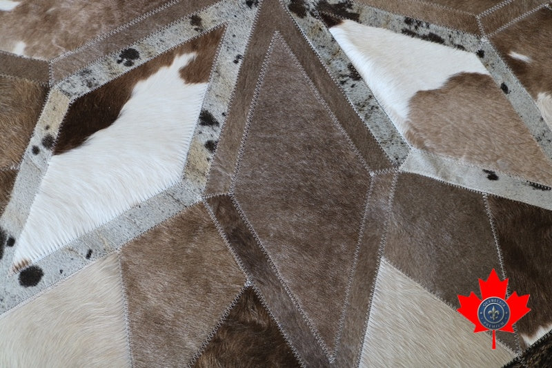 100067 Round Cowhide Patchwork Rug. Tapis patchwork en peau de vache. Quebecuir Premium Collection.