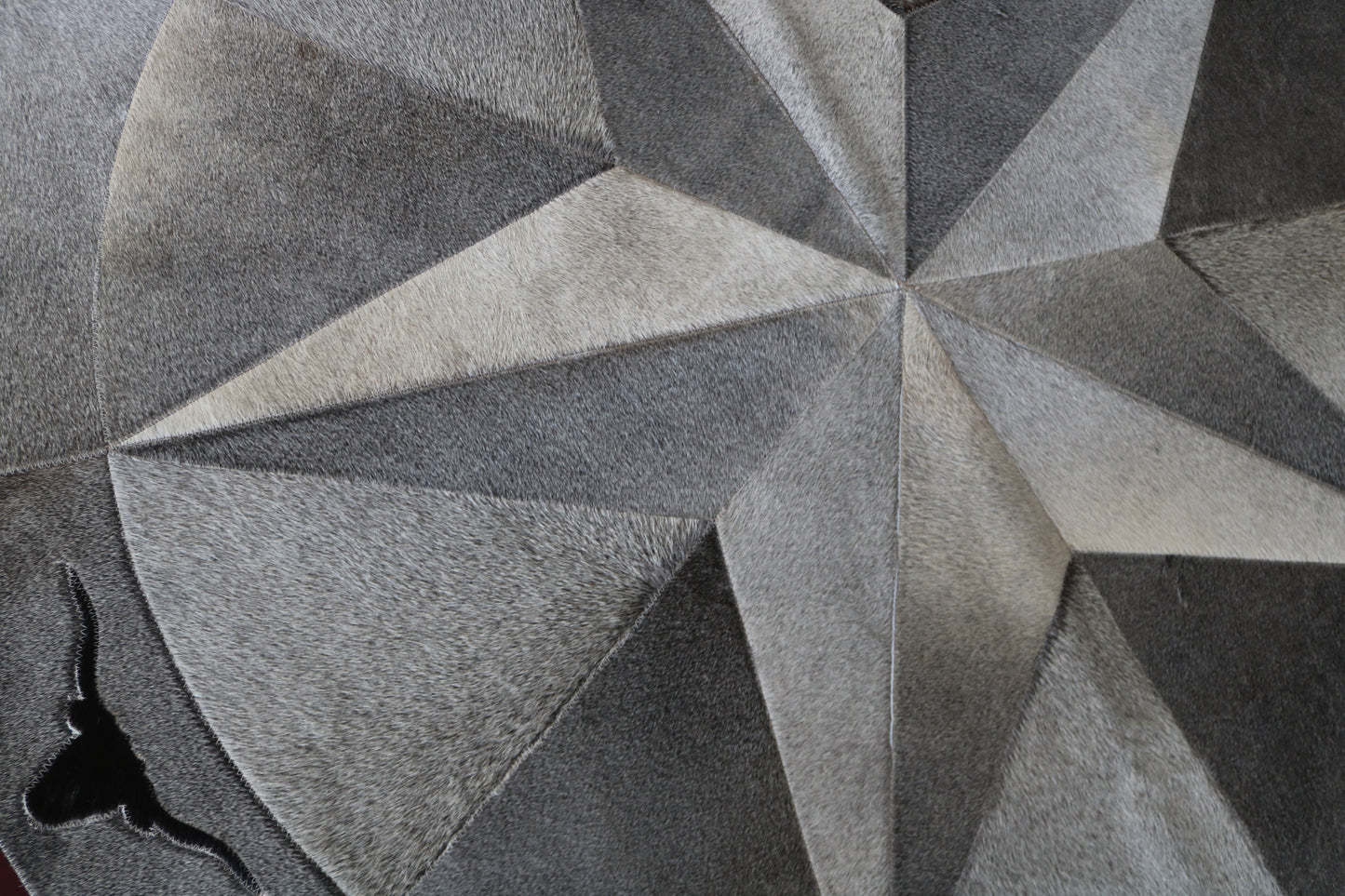 301084 Round Cowhide patchwork rug. tAPIS PEAU DE VACHE  MANDALA. Quebecuir Collection Premium