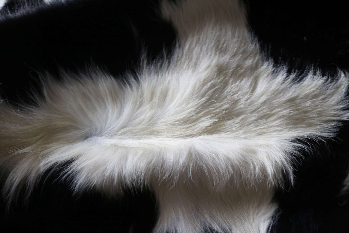 100389- tapis peau de vache BLACK & WHITE     Cowhide Rug - Quebecuir Premium Collection
