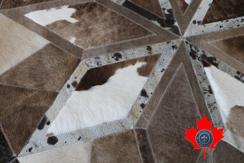 100067 Round Cowhide Patchwork Rug. Tapis patchwork en peau de vache. Quebecuir Premium Collection.